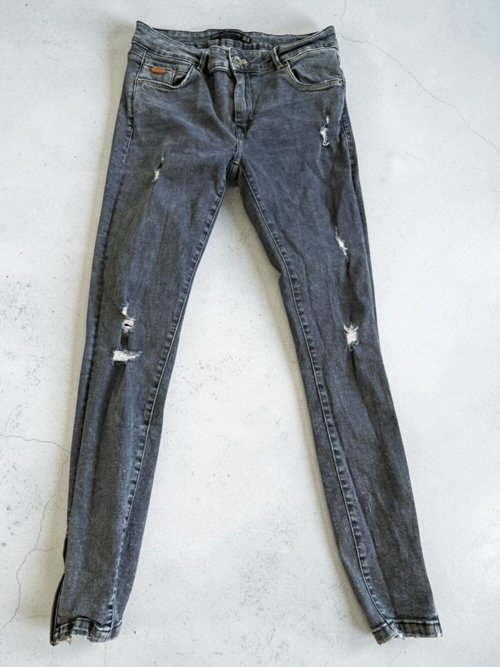 ZARA Trafaluc Gray Distressed Jeans Size US 6